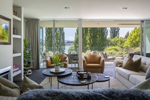 Smart TV, chimenea, mesa de ping pong, libros