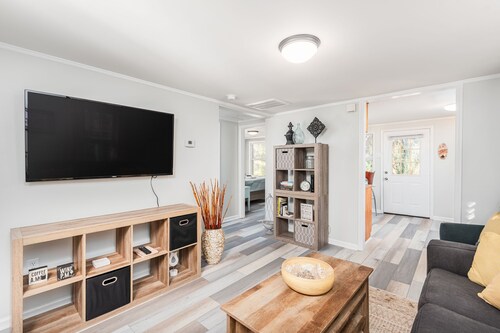 Cozy Cottage-Screened Porch-Central Location -Beach Access Across- Pet Considered