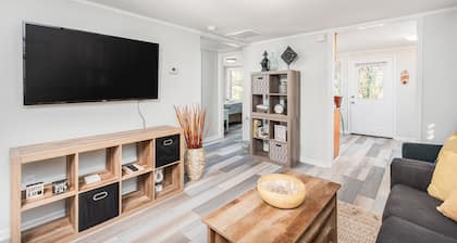 Cozy Cottage-Screened Porch-Central Location -Beach Access Across- Pet Considered