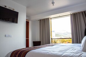 Decoración personalizada, escritorio y tabla de planchar con plancha