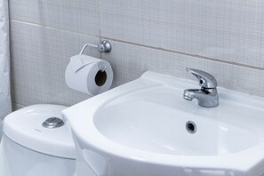 Ducha, artículos de tocador gratuitos, toallas, jabón