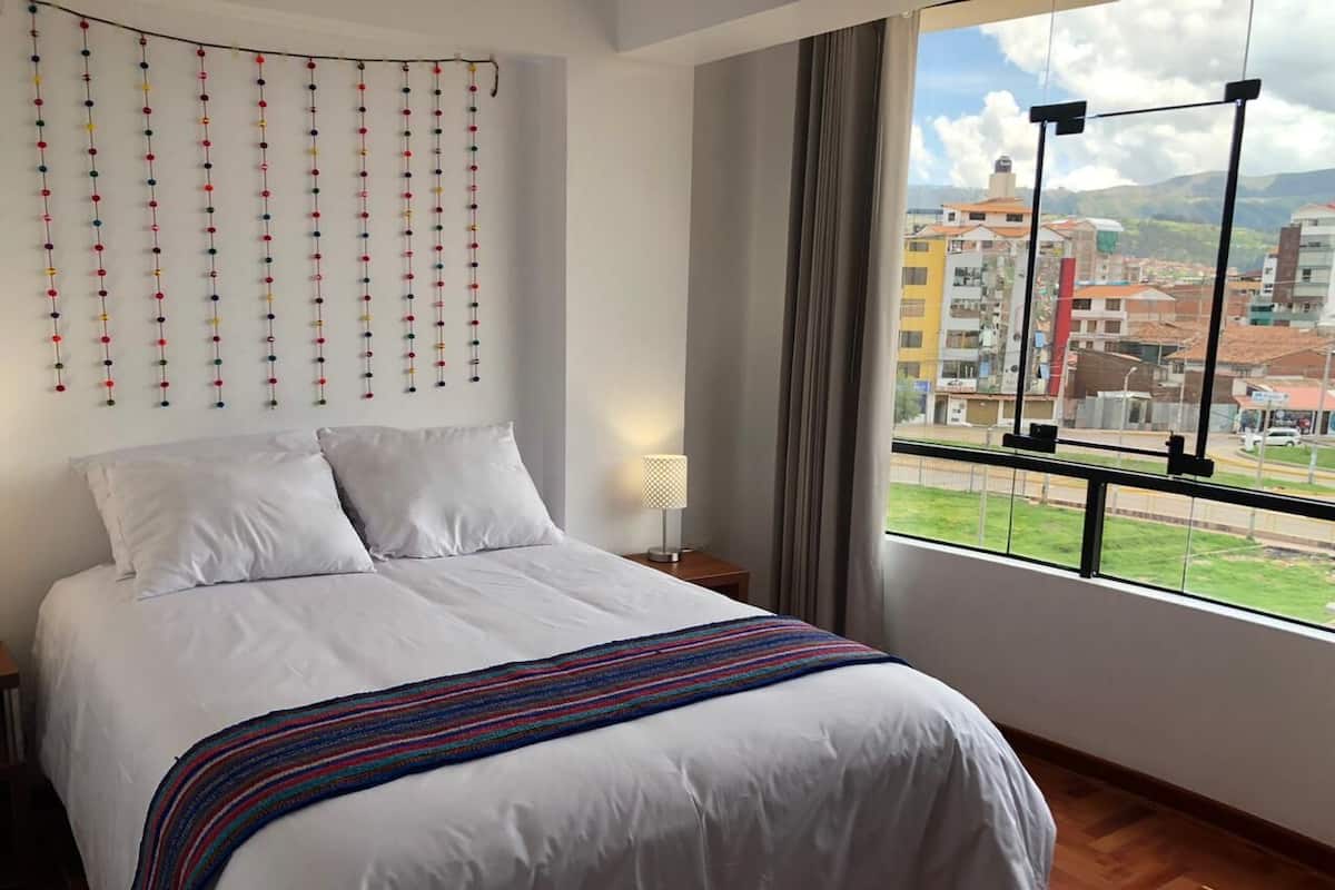 Decoración personalizada, escritorio y tabla de planchar con plancha