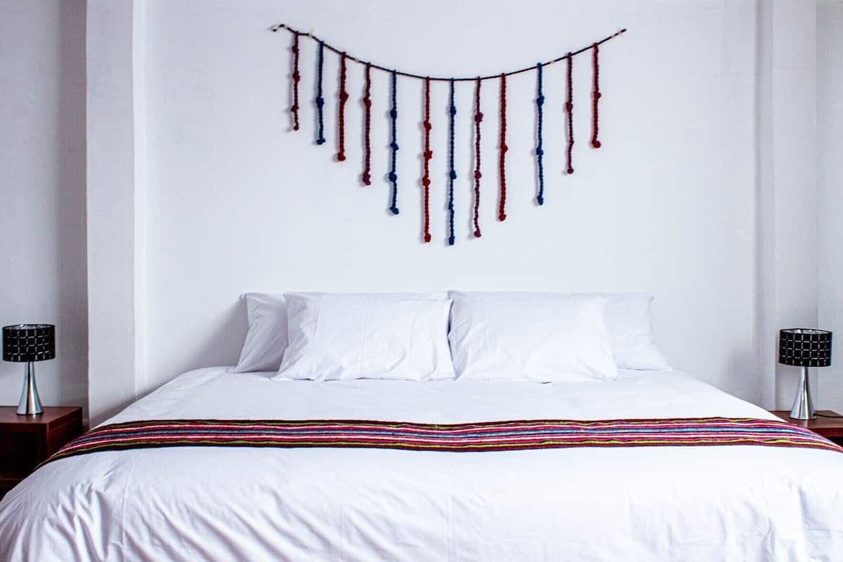 Chambre de base double, 1 très grand lit, salle de bain privée | Bureau, fer et planche à repasser, accès au Wi-Fi (inclus), décor unique