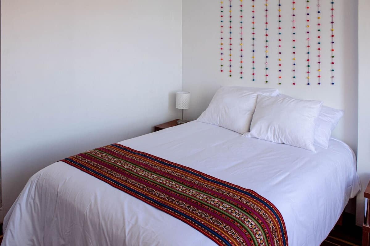 Decoración personalizada, escritorio y tabla de planchar con plancha