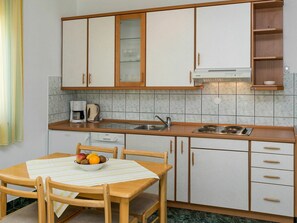 Diskmaskin, brödrost och matbord