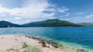 Una spiaggia nelle vicinanze