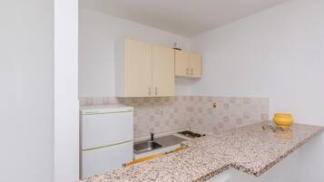 Frigorífico y placa de cocina