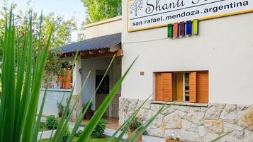 Vista frontal de la propiedad