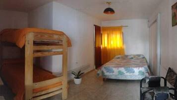 Habitación cuádruple familiar | Sábanas de algodón egipcio y ropa de cama de alta calidad