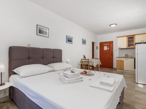 1 bedroom, travel crib, free WiFi - Cosy apartment for 2 people with WIFI, pool, A/C, TV, terrace and pets allowed (Senj)