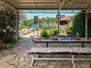 Outdoor dining - Lovely apartment for 5 guests with A/C, WIFI, TV, terrace and pets allowed (Senj)