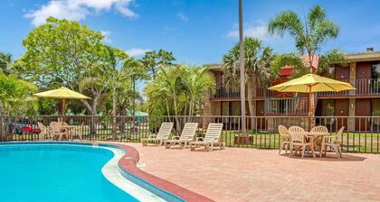 Days Inn by Wyndham Bradenton - Near the Gulf