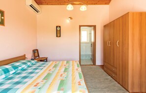 8 bedrooms, travel cot, free WiFi, bed sheets