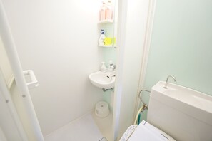 Apartment | Bathroom | Shower, free toiletries, hair dryer, towels
