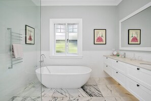 Badewanne, Haartrockner, Handtücher, Seife