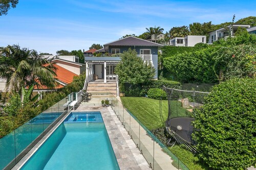 Balmoral Hamptons home (heated pool & hot tub)