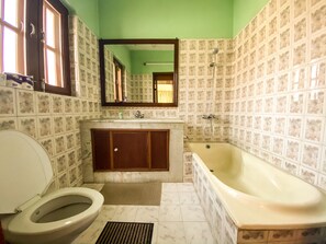 Combined shower/bathtub, towels, soap, shampoo