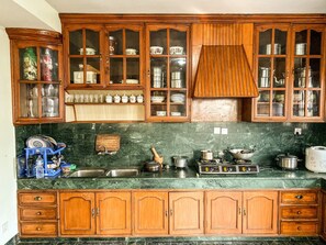 Refrigerador, tetera eléctrica, utensilios de cocina y condimentos 