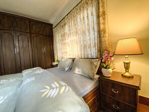 4 bedrooms, iron/ironing board, WiFi, bed sheets