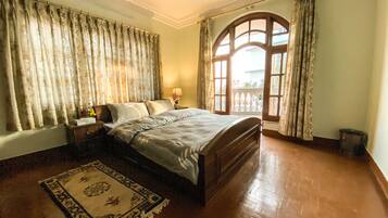 4 bedrooms, iron/ironing board, WiFi, bed sheets