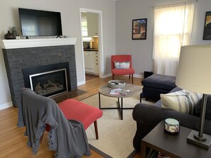Living area - Charming Alberta Arts Bungalow (Portland)