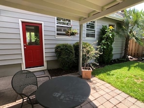 Outdoor dining - Charming Alberta Arts Bungalow (Portland)
