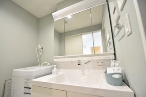 Duschwanne, kostenlose Toilettenartikel, Haartrockner, Hausschuhe