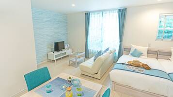 Twin Room (with Extra Bed) | Desk, laptop workspace, blackout drapes, free WiFi