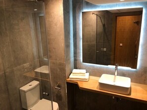 Appartement, 2 chambres | Salle de bain | Douche, séchoir à cheveux, serviettes fournies, savon