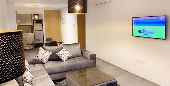 Appartement, 2 chambres | Salle de séjour | Téléviseur à écran plat