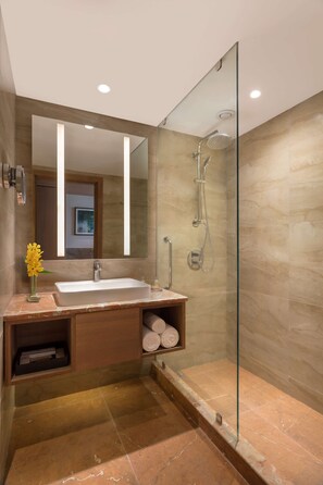 Free toiletries, hair dryer, slippers, towels - Doubletree by Hilton Jaipur Amer (Amer)