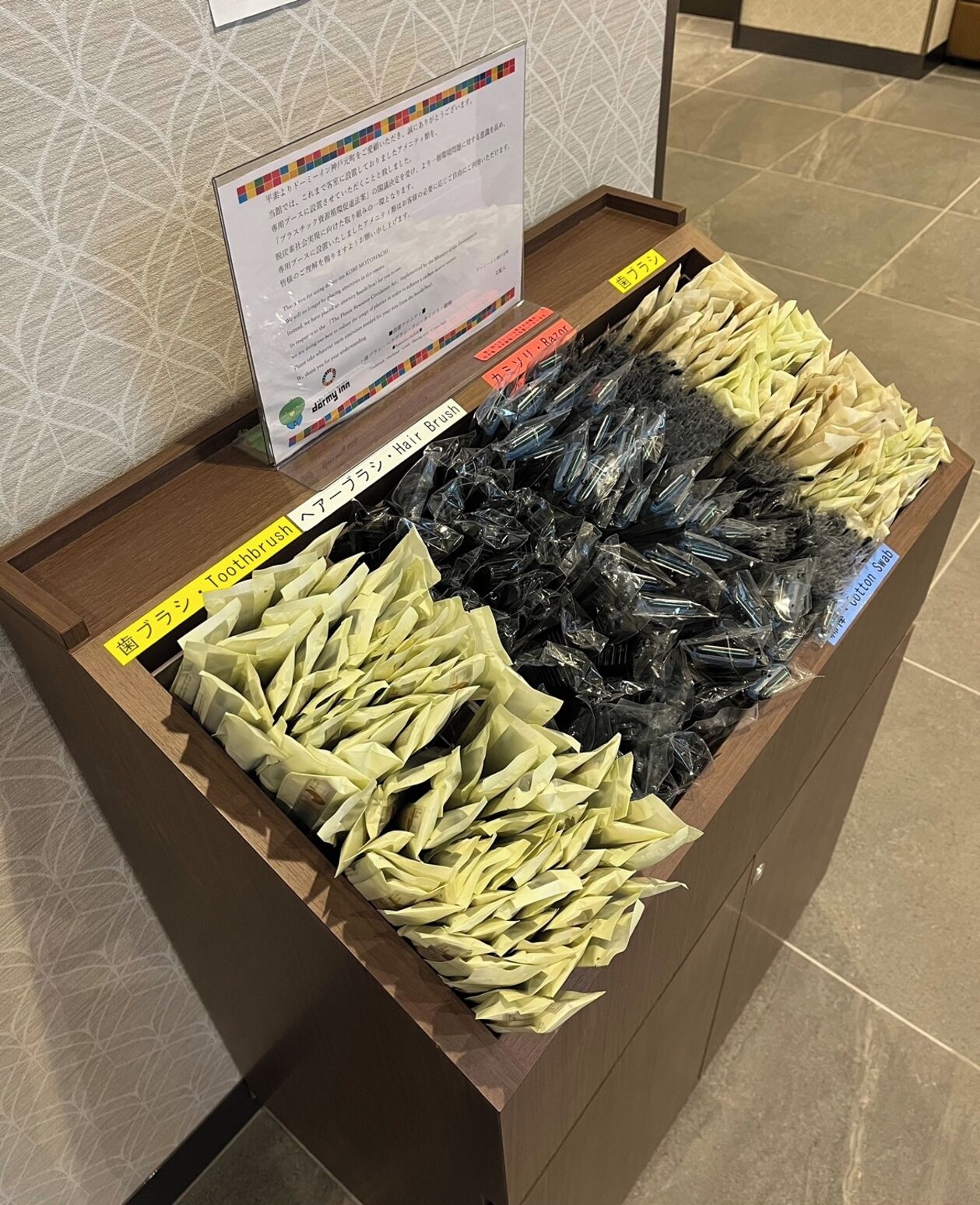 Una exhibición de cepillos para el cabello y hisopos en una tienda.