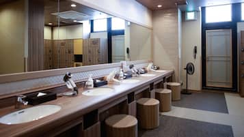Eine öffentliche Toilette mit mehreren Waschbecken, Spiegeln und Schließfächern.