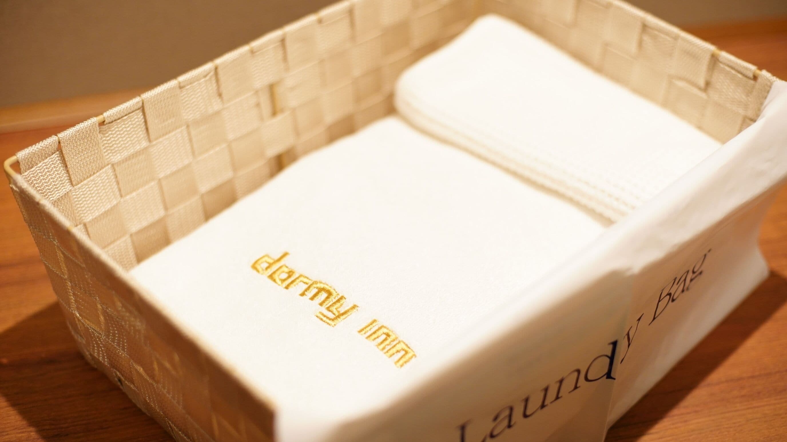 A white box with the text "darny inn" and "laundy bar" on it.