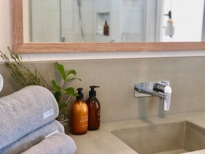 Hårføner, håndklær og såpe