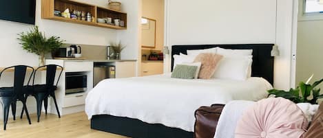 1 dormitori, planxa i posts de planxar, wifi i roba de llit