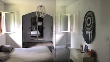 4 bedrooms, iron/ironing board, free WiFi, bed sheets