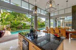 Aramanis Bamboo | Dapur pribadi | Lemari es besar, microwave, oven, dan kompor