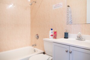 Ensemble baignoire-douche, savon, shampooing