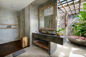 Villa, 5 Bedrooms | Bathroom | Hair dryer, towels, soap, shampoo - Villa Ipanema (Canggu)