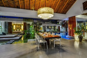 Luxury Villa, 4 Bedrooms | Dining room