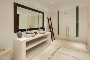 Villa, 3 Bedrooms | Bathroom | Hair dryer, towels, soap, shampoo