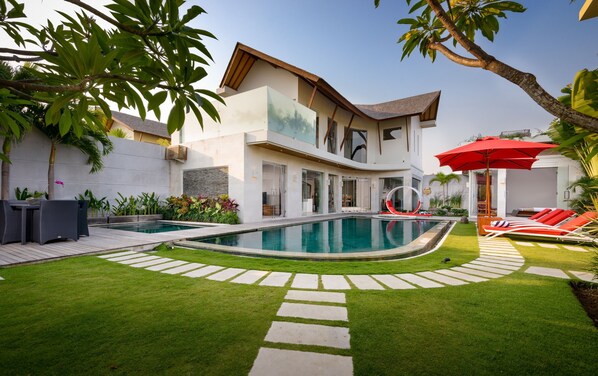 A modern house with a swimming pool, outdoor seating, and a well-maintained garden. - Villa Miro (Seminyak)