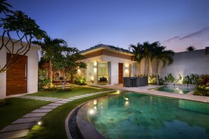 A modern house with a swimming pool, a patio with outdoor furniture, and a well-maintained garden. - Villa Miro (Seminyak)