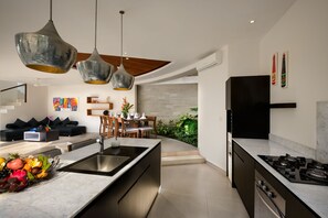 ヴィラ 3 ベッドルーム | 専用キッチン | 大型冷蔵庫、電子レンジ、オーブン、コンロ
