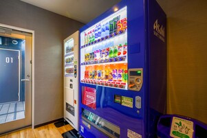 Una máquina expendedora con diversas opciones de bebidas y un rótulo de Wonda.