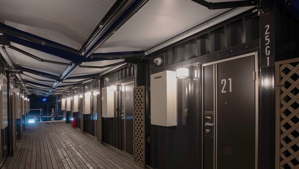 A corridor with doors numbered 21 and 25G1, wooden flooring, and overhead lighting. - HOTEL R9 The Yard Ota (Ota)