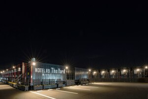 Un hotel de diseño moderno, con un cartel llamativo que dice "HOTEL R9 The Yard".