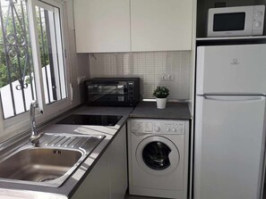 Køleskab, mikrobølgeovn, ovn, brødrister