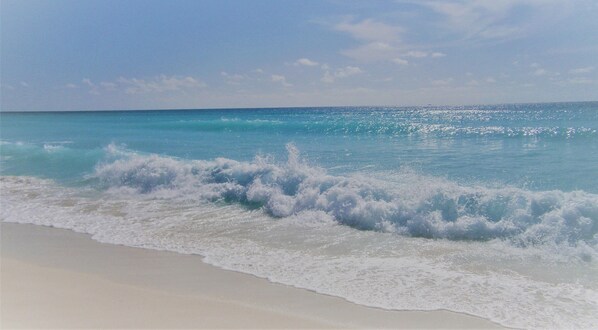 On the beach - Beach Front Resort-Balcony, Zona Hotelera, Cancún (Zona Hotelera)